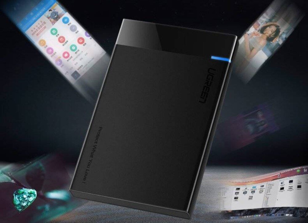 Obudowa dysku UGREEN 50743 Czarna obudowa dysku przedstawiona w centralnej części na ciemnym tle, otoczona rozmazanymi grafikami interfejsów systemowych i multimediów, z widocznym logo producenta i świecącym niebieskim wskaźnikiem