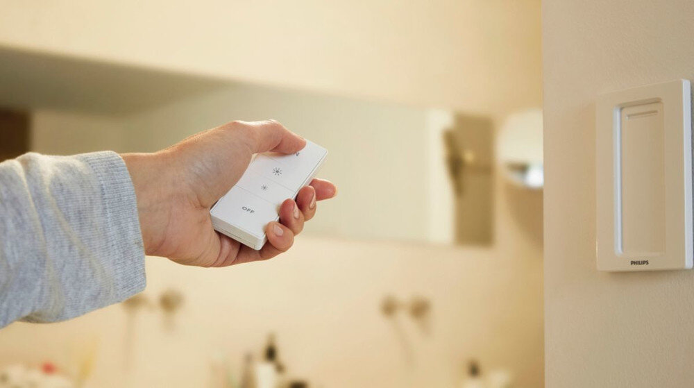 Ściemniacz PHILIPS HUE V2 929002398602 przyciemnić rozjaśniać przełączać się między aranżacjami dobrać idealne oświetlenie montaż do ściany lub powierzchni magnetycznej jako pilo zdalnego sterowania
