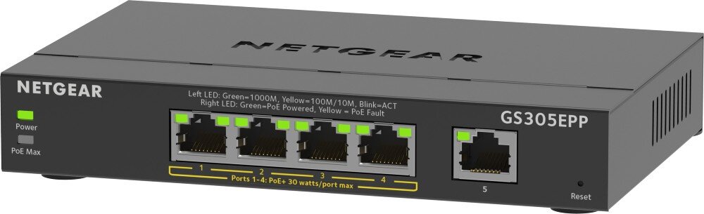 Switch NETGEAR GS305EPP-100PES Widok z góry i z boku pod kątem na czarny przełącznik sieciowy z pięcioma portami Ethernet na jasnym tle, trwałość, żywotność, diody LED
