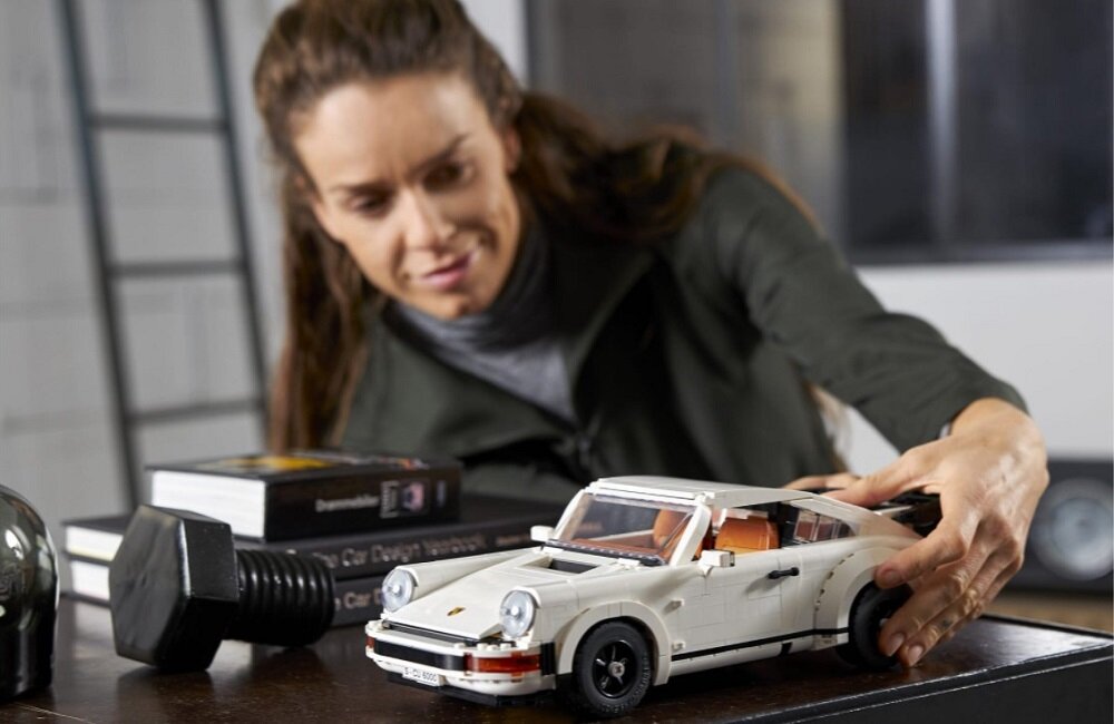 LEGO Creator Porsche 911 10295 Чудовий спосіб розслабитися та втекти від суєти повсякденного життя. Підготовлено спеціально для любителів класичних автомобілів.