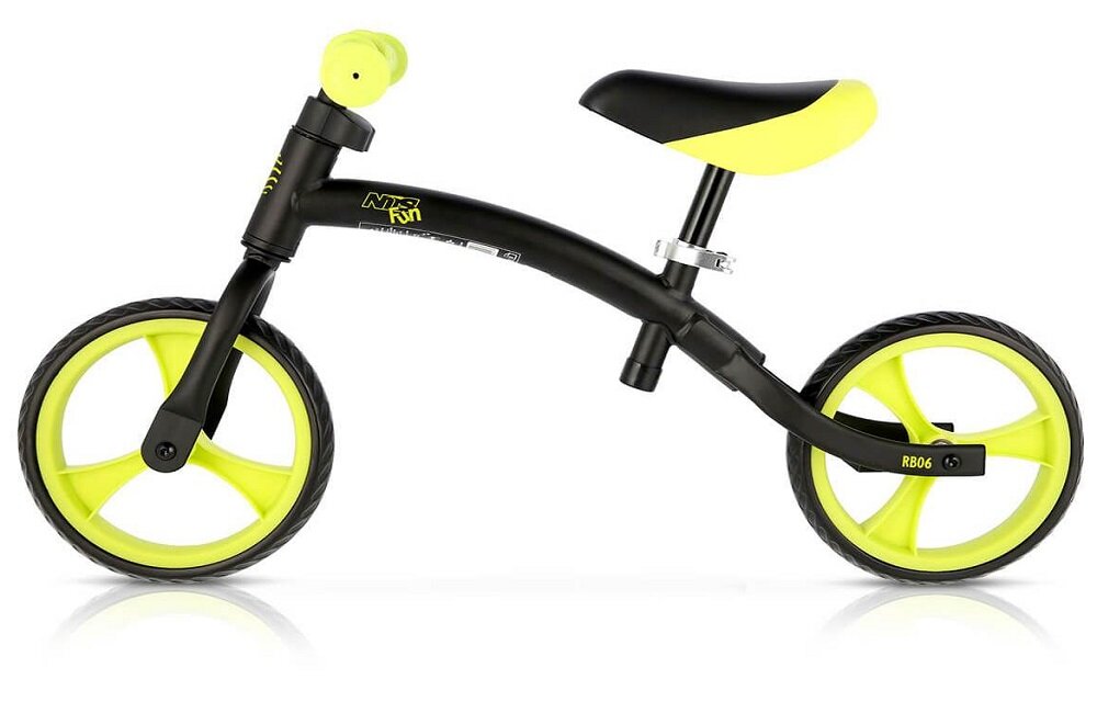 Rowerek biegowy NILS FUN RB06 Czarno żółty Zapewnia wiele frajdy Pozwala od najmłodszych lat trenować trudną sztukę jazdy na tradycyjnym rowerze