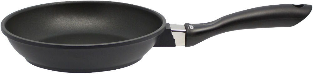 Patelnia ELO Alucast 9150026 20 cm patelnia leży bokiem czarna czarny uchwyt srebrny element białe tło wysokiej jakości aluminium szybkie i równomierne nagrzewanie nieprzywierająca powłoka mycie ręczne mycie w zmywarce funkcjonalne narzędzie kuchenne