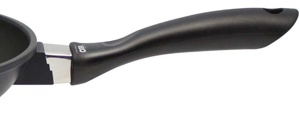 Patelnia wok ELO Alucast 9151826 28 cm zbliżenie na uchwyt czarny kolor srebrny detal białe tło uniwersalność na każdej kuchence gazowej, indukcyjnej, ceramicznej i elektrycznej żaroodporny uchwyt średnica 28 cm Ergonomiczny kształt uchwytu pewny chwyt 
