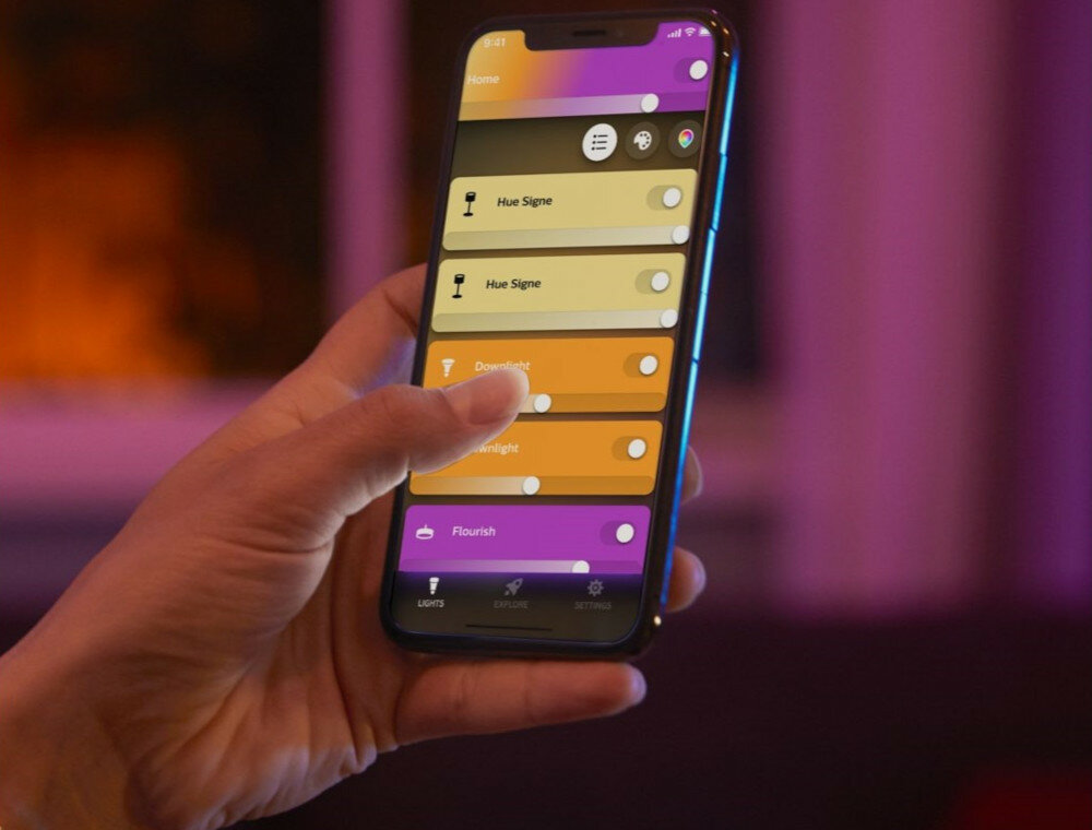 Lampa akcentująca plug-and-play PHILIPS Hue Bloom współpracuje z systemami Alexa Siri Google Home