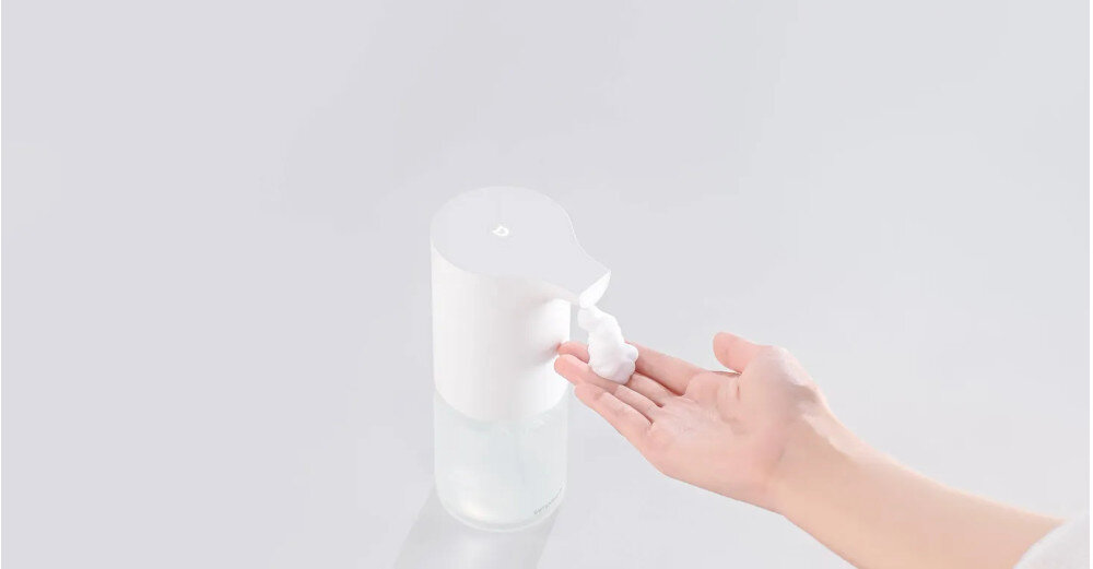 DOZOWNIK DO MYDŁA XIAOMI MI AUTOMATIC FOAMING SOAP DISPENSER 29349 BIAŁY Zdjęcie prezentuje moment dozowania mydła w piance na wyciągniętą dłoń z automatycznego dozownika. Jasne, neutralne tło i delikatna piana akcentują higieniczny i bezdotykowy sposób użytkowania urządzenia podczerwień Bezdotykowe użytkowanie ciche efektywne