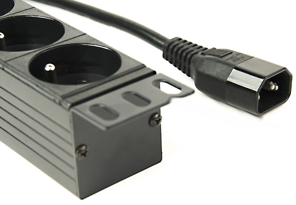 Listwa ENERGENIE EG-PDU-014-FC14 Zbliżenie na czarną kątową wtyczkę zasilającą na końcu przewodu oraz metalowy uchwyt montażowy z otworami przykręcony do bocznej ściany obudowy za pomocą dwóch śrub