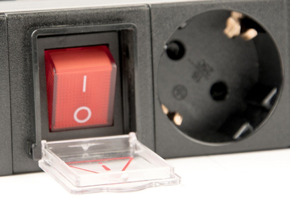 Listwa ENERGENIE EG-PDU-014 Zbliżenie na czerwony przełącznik zasilania z podniesioną przezroczystą osłoną, na której znajduje się czerwony trójkątny symbol ostrzegawczy, umieszczony obok czarnego gniazda
