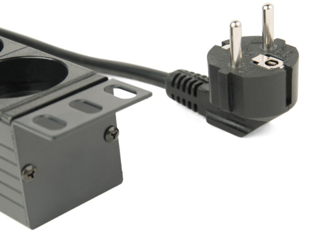 Listwa ENERGENIE EG-PDU-014 Zbliżenie na czarną kątową wtyczkę zasilającą na końcu przewodu oraz metalowy uchwyt montażowy z otworami przykręcony do bocznej ściany obudowy za pomocą dwóch śrub