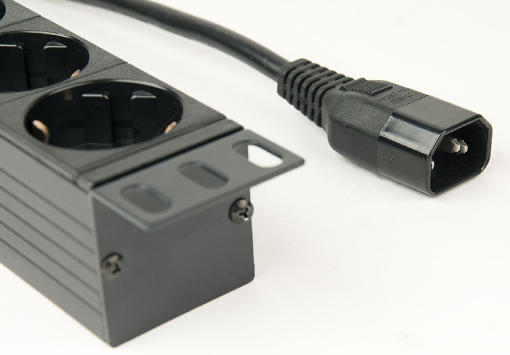 Listwa ENERGENIE EG-PDU-014-C14 Zbliżenie na czarną kątową wtyczkę zasilającą na końcu przewodu oraz metalowy uchwyt montażowy z otworami przykręcony do bocznej ściany obudowy za pomocą dwóch śrub
