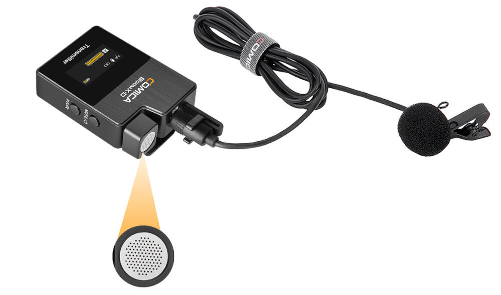 Zestaw bezprzewodowy COMICA BoomX-D D2 prezentacja nadajnika z podłączonym kablem i mikrofonem zbliżenie na wbudowany mikrofon na białym tle 
				dwa tryby wejścia mikrofonowego wewnętrzny i zewnętrzny elastyczne użycie