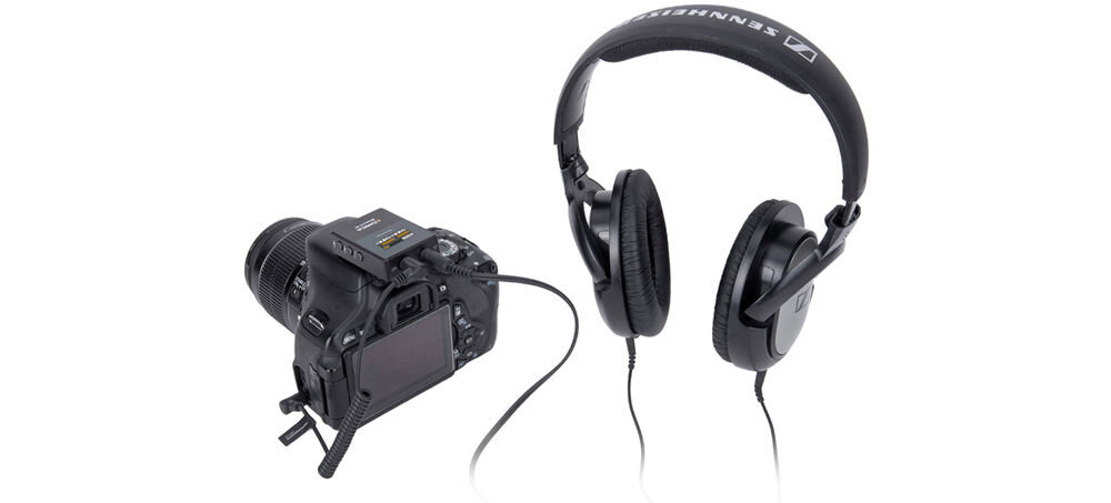 Zestaw bezprzewodowy COMICA BoomX-D D2 prezentacja odbiornika wpiętego do kamery i podłączone słuchawki na białym tle
				wideo podcasty konferencje transmisje dokumenty