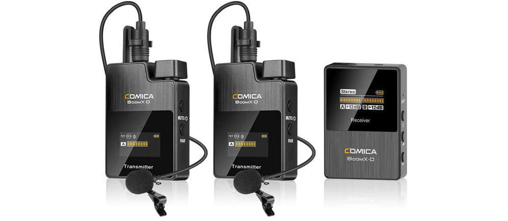 Zestaw bezprzewodowy COMICA BoomX-D D2 prezentacja odbiornika i nadajników z wpiętymi mikrofonami na białym tle 
				matowe wykończenie redukcja odblasków szybki czas uruchamiania obudowa odporna na zarysowania odporność