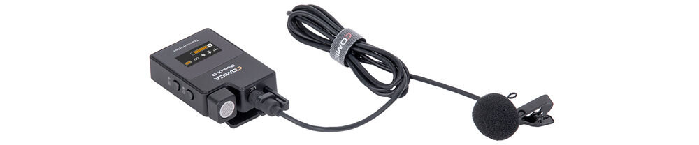 Zestaw bezprzewodowy COMICA BoomX-D D2 prezentacja nadajnika z podpiętym po kablu mikrofonem na białym tle 
				szerokie pasmo przenoszenia 80 Hz – 20 kHz