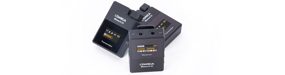 Zestaw bezprzewodowy COMICA BoomX-D D2 prezentacja nadajników i odbiornika nadajniki leżą na sobie a odbiornik stoi przed nimi na białym tle 
				wysoka czułość -86dBm i niskie opóźnienie ≤20ms