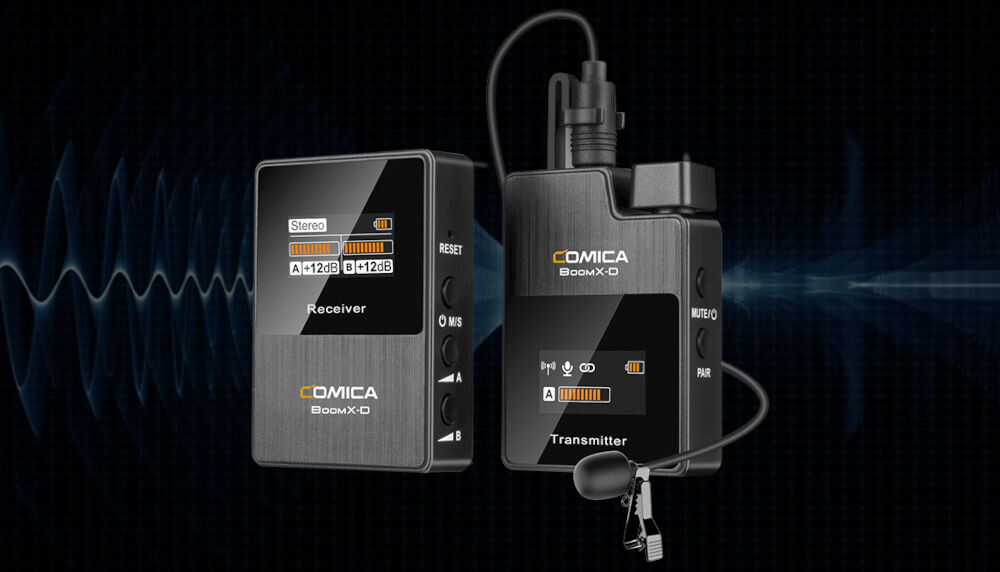 Zestaw bezprzewodowy COMICA BoomX-D D2 prezentacja odbiornika i nadajnika z podłączonym mikrofonem na ciemnym tle z imitacją dźwięku 
				tryby wyjścia Mono i Stereo wybór dostosowanie do środowiska kompatybilność