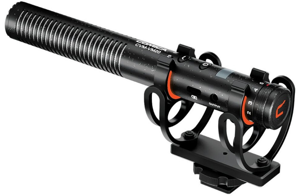 Mikrofon COMICA CVM-VM20 prezentacja mikrofonu z uchwytem antywstrząsowym na białym tle mikrofon shotgun superkardioidalny kierunkowy