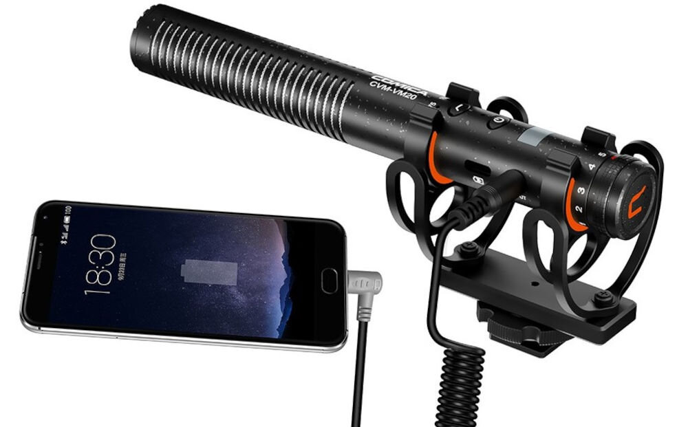 Mikrofon COMICA CVM-VM20 prezentacja mikrofonu z podłączonym do niego telefonem na białym tle metalowa obudowa mobilność 84g długość 177 mm wygoda odporność na zakłócenia elektromagnetyczne