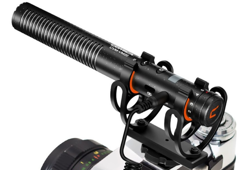 Mikrofon COMICA CVM-VM20 prezentacja mikrofonu założonego na aparacie na białym tle mobilność lekka konstrukcja vlogowanie w plenerze dynamiczne warunki nagraniowe