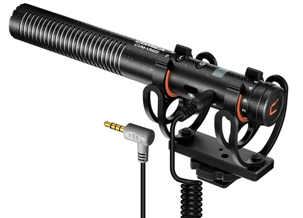 Mikrofon COMICA CVM-VM20 prezentacja mikrofonu z podpiętym kablem do portu mini jack na białym tle TRRS TRS XLR adapter kompatybilność port 3,5 mm szybkie podłączenie