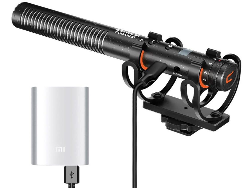 Mikrofon COMICA CVM-VM20 prezentacja mikrofonu z podpiętym powerbankiem na białym tle superkardioidalna charakterystyka czyste wyraźne brzmienie