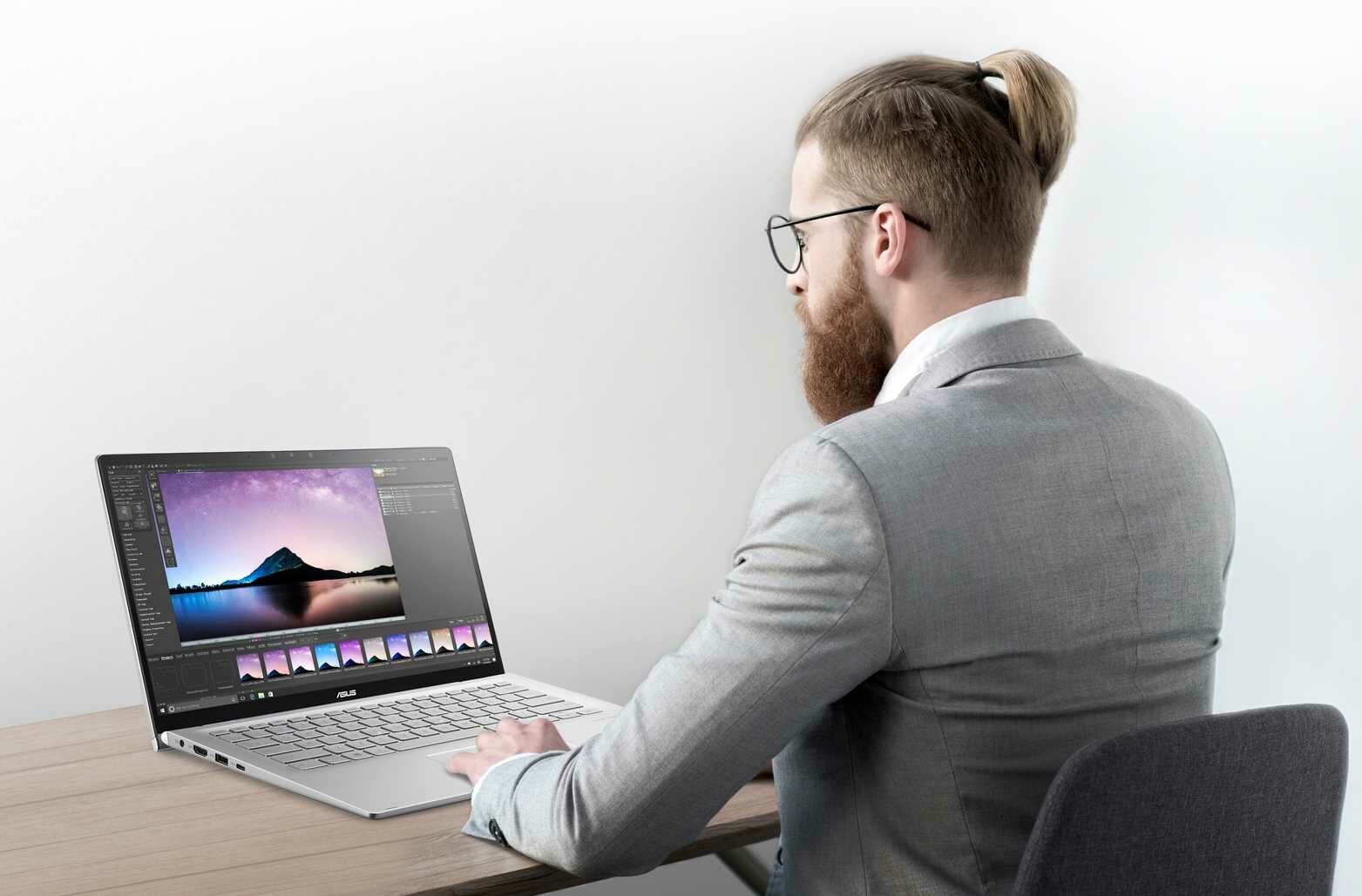 Laptop ASUS ZenBook Flip UM462 - interaktywny