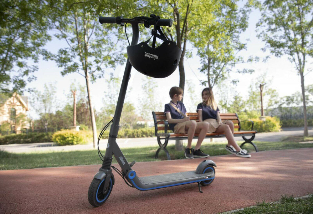 Hulajnoga elektryczna SEGWAY eKickScooter Zing E10 Czarno-niebieski dla dzieci 8-14 lat kolor czarny z niebieskimi akcentami lekka waga 8,4 kg łatwa do złożenia 3 tryby jazdy zmodernizowany bieżnik przedni amortyzator wstrząsów nowoczesny design stopień ochrony IPX4