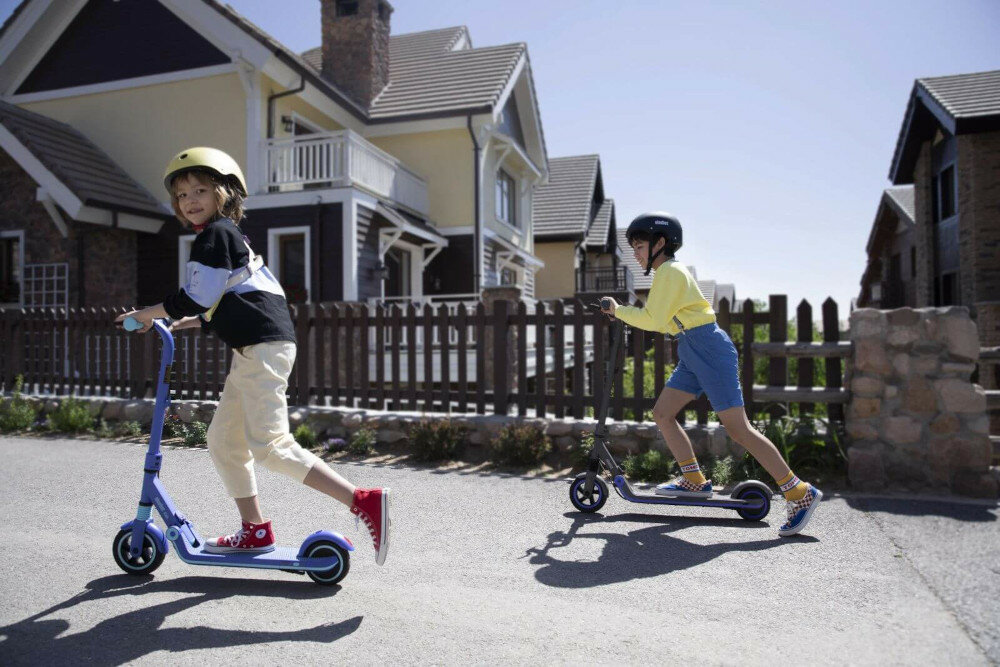 Hulajnoga elektryczna SEGWAY eKickScooter Zing E10 Czarno-niebieski 3 tryby jazdy Bezpieczny do 10 km/h Manualny do 16 km/h podwozie rozświetli się na niebiesko światła LED tryb Turbo do około 16 km/h wielokolorowym światłem