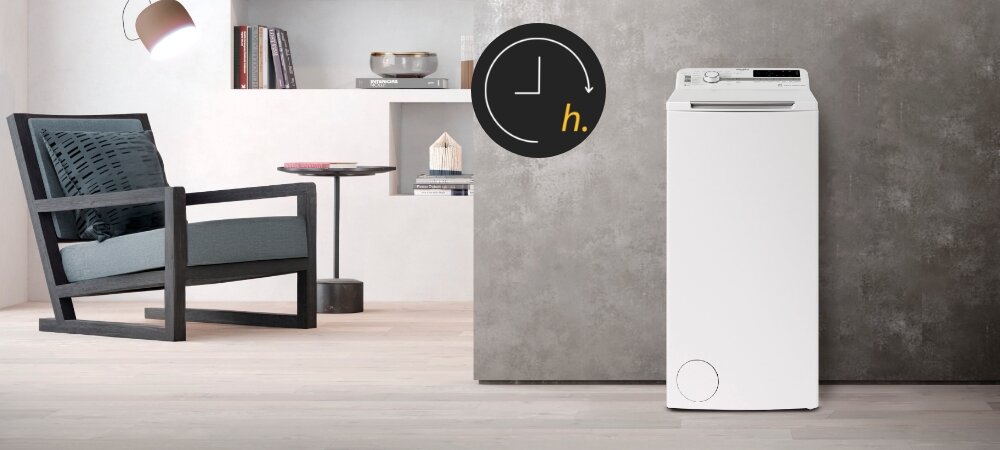 PRALKA WHIRLPOOL MTDLR 7220SS PL/N Na zdjęciu widoczna jest pralka ustawiona w eleganckim wnętrzu z ikoną oznaczającą opóźnienie startu programu. Kompozycja podkreśla możliwość dopasowania czasu prania do codziennych zajęć opóźnienie startu planowanie czas godzina