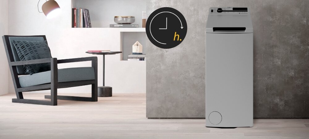 PRALKA WHIRLPOOL MTDLRS65230SS PL/N Na zdjęciu widoczna jest pralka ustawiona w eleganckim wnętrzu z ikoną oznaczającą opóźnienie startu programu. Kompozycja podkreśla możliwość dopasowania czasu prania do codziennych zajęć opóźnienie startu planowanie czas godzina
