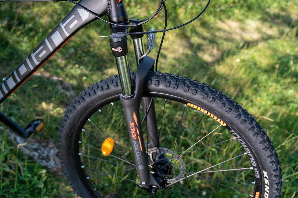 Rower górski MTB INDIANA X-Pulser 3.9 M19 29 cali męski Czarno-pomarańczowy amortyzator przedni marki SUNTOUR do jazdy wyczynowej zniweluje nierówności w trudnych terenach