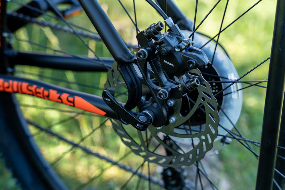 Rower górski MTB INDIANA X-Pulser 3.9 M19 29 cali męski Czarno-pomarańczowy hamulce tarczowo-hydrauliczne na przód i na tył cenionej marki SHIMANO gwarancja niezawodności trwałości szybki czas reakcji bezawaryjne działają na każdej nawierzchni