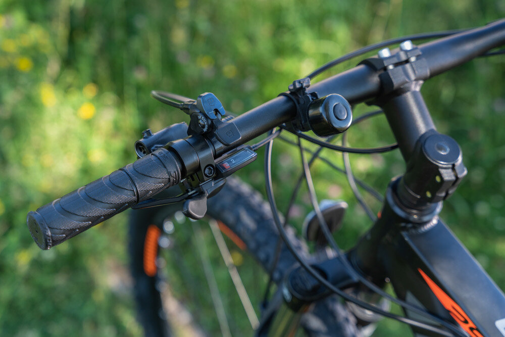 Rower górski MTB INDIANA X-Pulser 3.9 M19 29 cali męski Czarno-pomarańczowy kierownica marki HL Corp aluminiowy wspornik niezawodność trwałość lekkość manetki pokryte gumowym materiałem dzwonek