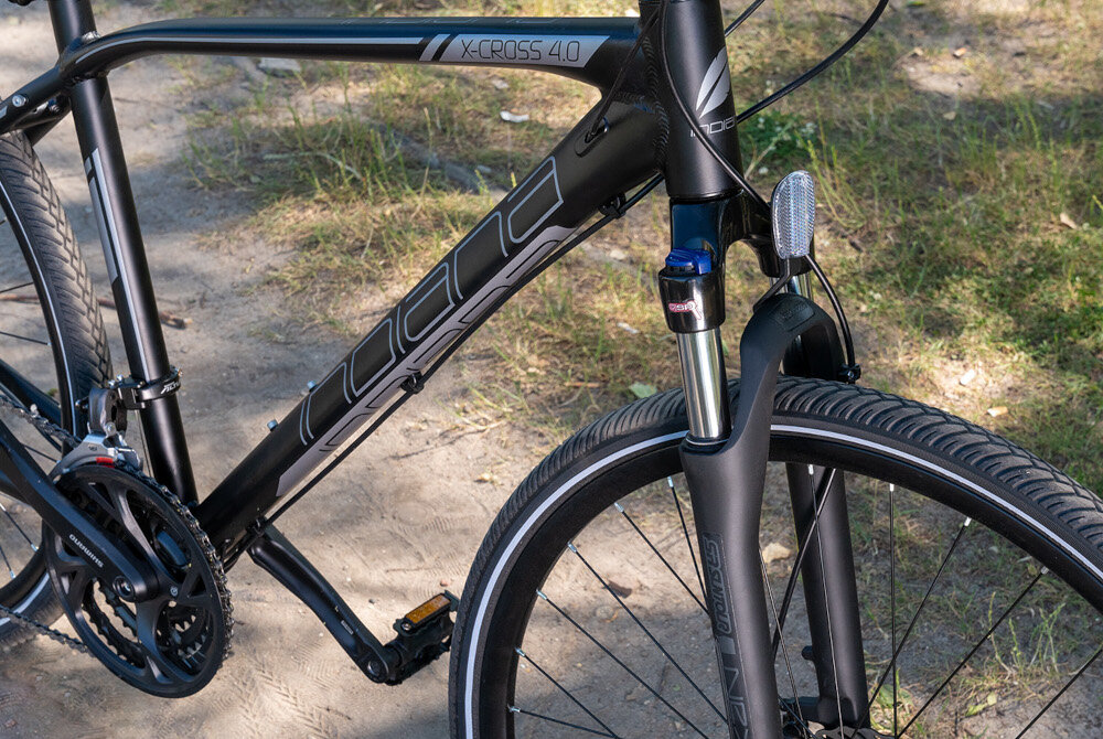 Rower crossowy INDIANA X-Cross 4.0 M19 męski Czarny amortyzator przedni marki SUNTOUR zniweluje nierówności w trudnych terenach