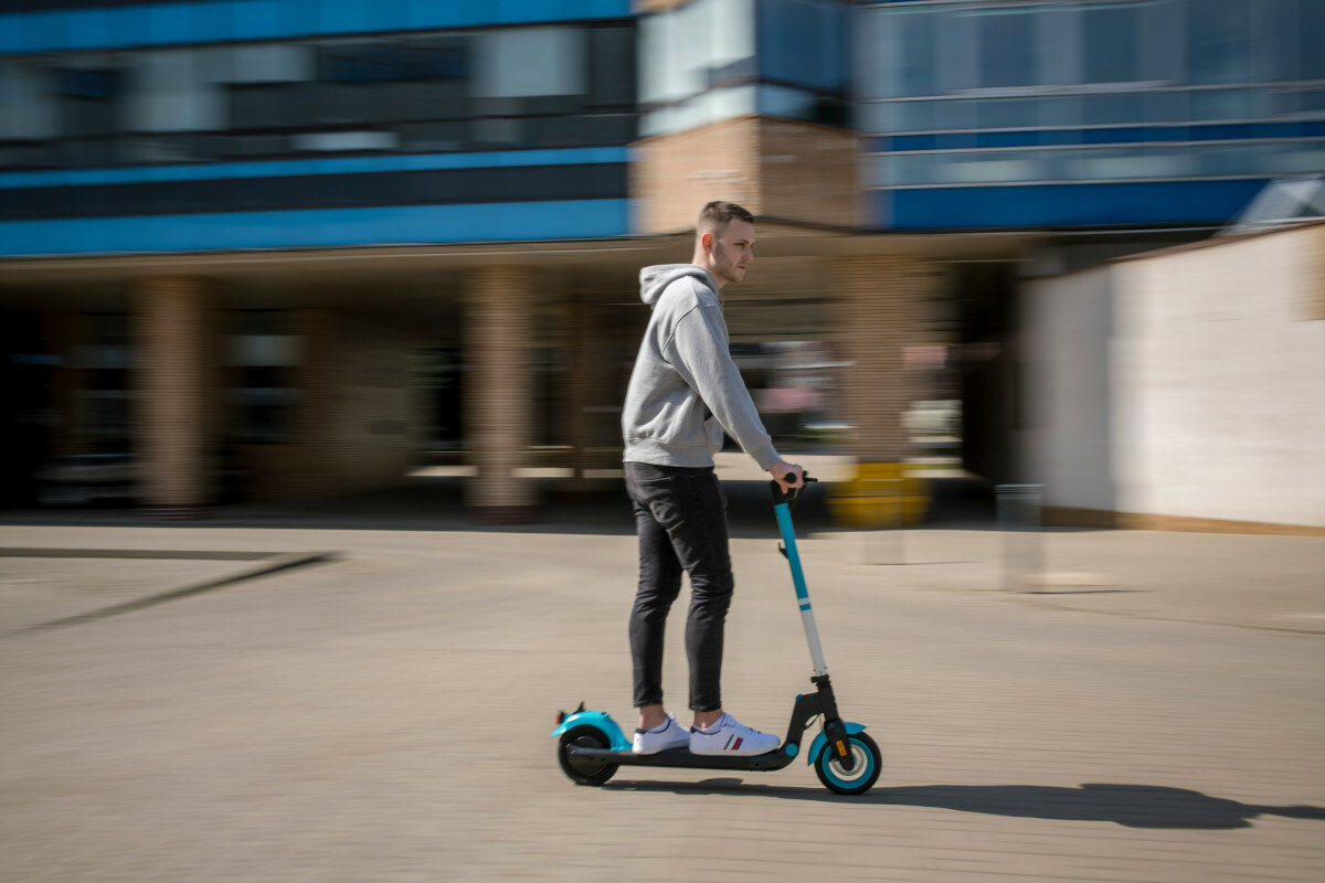 Hulajnoga elektryczna FRUGAL Alpha Czarno-turkusowy akumulator mocny litowo-jonowy moc silnik pojemność maksymalna prędkość niskim stopień zużycia