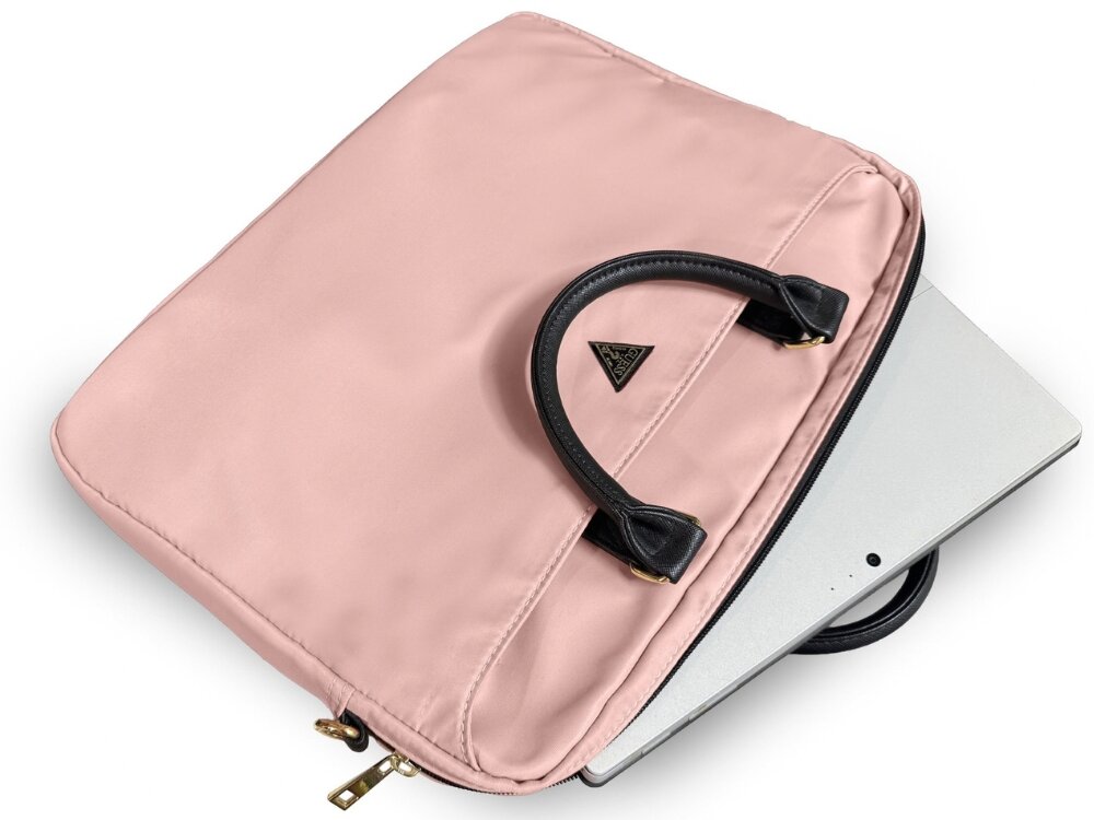Torba na laptopa GUESS Nylon Triangle Logo, różowa torba z częściowo wsuniętym srebrnym laptopem, urządzenia do 16 cali, nylon, smukła konstrukcja
