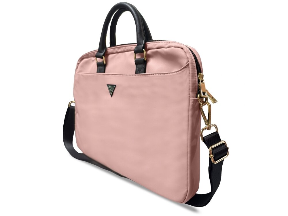 Torba na laptopa GUESS Nylon Triangle Logo, różowa torba pokazana pod kątem z czarnym paskiem na ramię i uchwytami, regulowany pasek, wygodne przenoszenie, zamek błyskawiczny