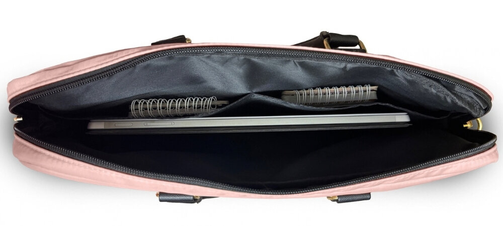 Torba na laptopa GUESS Nylon Triangle Logo, otwarte wnętrze torby z laptopem, notatnikami i przegródkami, 3 komory, organizacja akcesoriów, kieszenie wewnętrzne