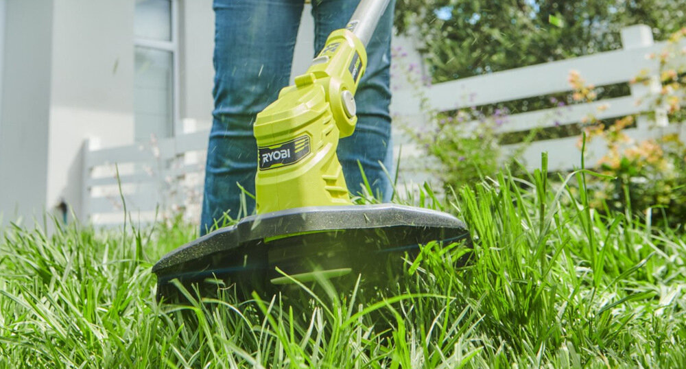 Podkaszarka akumulatorowa RYOBI ONE+ RLT183222S glowica tnaca z automatycznym wysuwem zylki tnacej srednica zylki 1,6 mm szerokosc robocza 30 cm