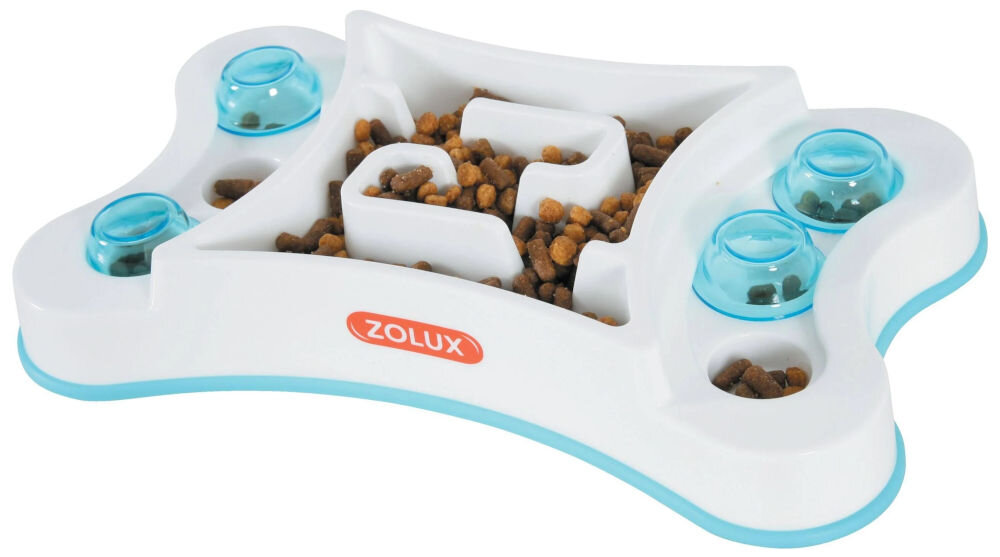 Miska spowalniająca dla psa i kota ZOLUX 474145 Biała miska spowalniająca dla zwierząt z niebieskimi elementami, wypełniona suchą karmą, z widocznym logo ZOLUX na czerwonym tle. Miska ma nieregularny kształt z kilkoma przegródkami i przezroczystymi kopułkami