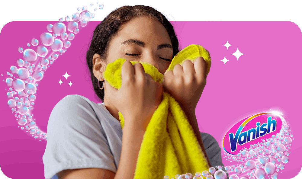Odplamiacz do prania VANISH Oxi Action Różowy 2000 ml osoba wdychająca zapach prania