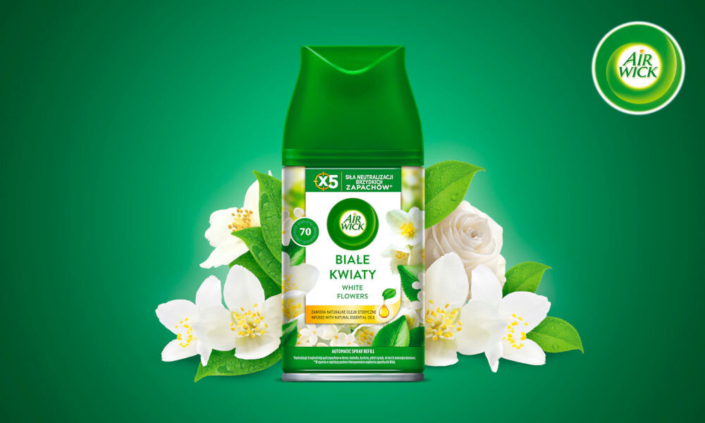 Odświeżacz powietrza AIR WICK Białe Kwiaty 250 mlZbliżenie na wkład automatycznego odświeżacza powietrza Air Wick Freshmatic w zapachu BIAŁE KWIATY (WHITE FLOWERS). Opakowanie jest metalowe z zieloną nakrętką i jest otoczone białymi kwiatami jaśminu i różą. Etykieta podkreśla, że zawiera naturalne olejki eteryczne oraz zapewnia X5 SIŁĘ NEUTRALIZACJI BRZYDKICH ZAPACHÓW i do 70 dni świeżości. W prawym górnym rogu znajduje się logo Air Wick. Tło jest intensywnie zielone