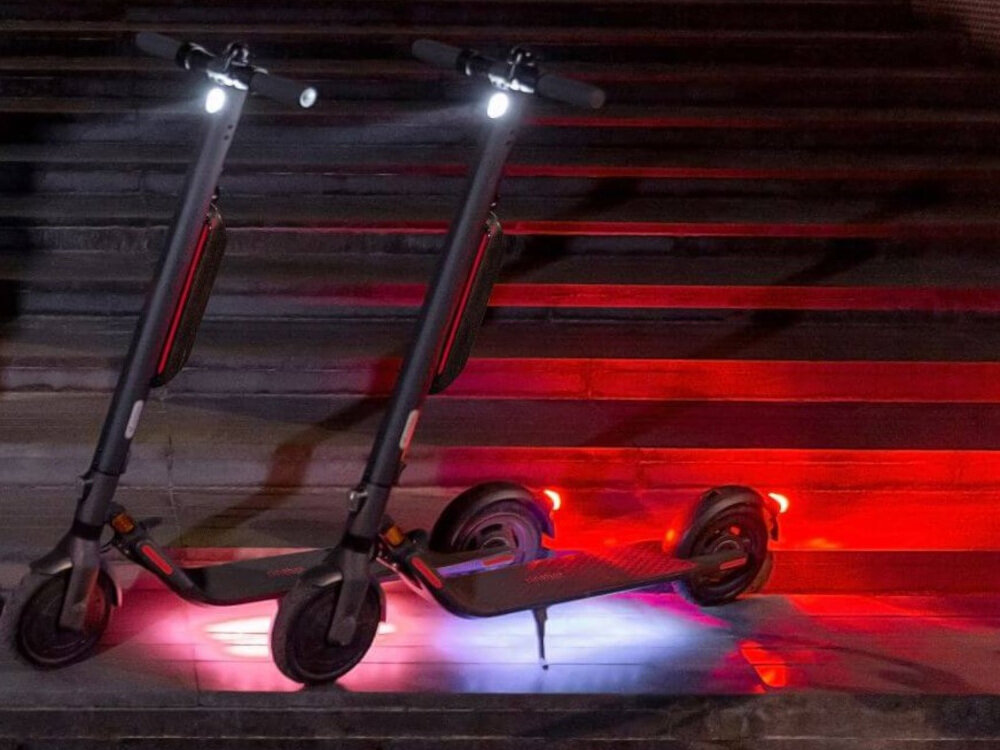 Hulajnoga elektryczna SEGWAY KickScooter E45E Szary konstrukcja ramy solidna z tworzyw sztucznych stopu metali lekkich podest duży antypoślizgowy podświetlany kolor i tryb zmieniany za pomocą aplikacji Segway-Ninebot maksymalne obciążenie 100 kg
