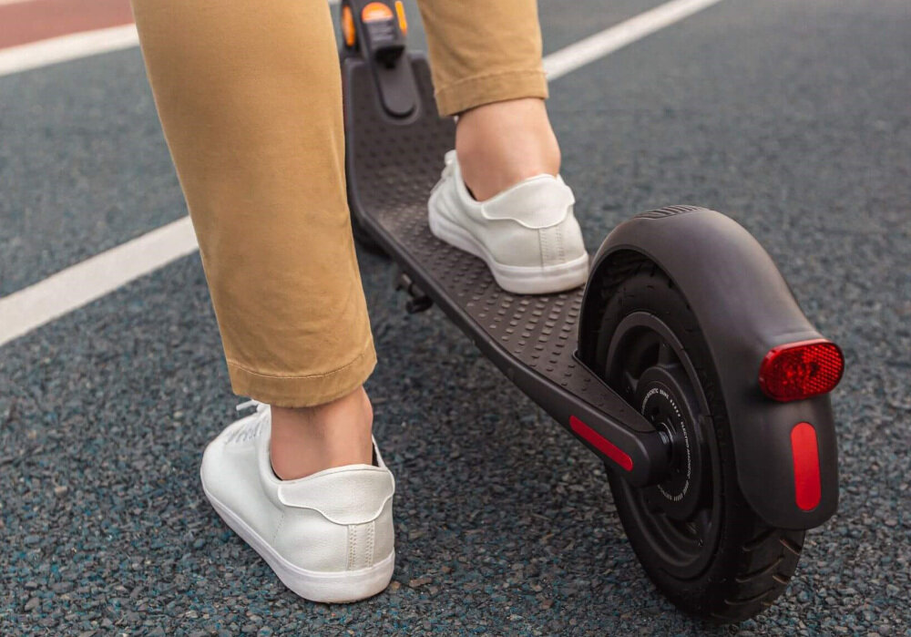 Hulajnoga elektryczna SEGWAY KickScooter E45E Szary koła 9-calowe opony wypełnione pianką przedni amortyzator