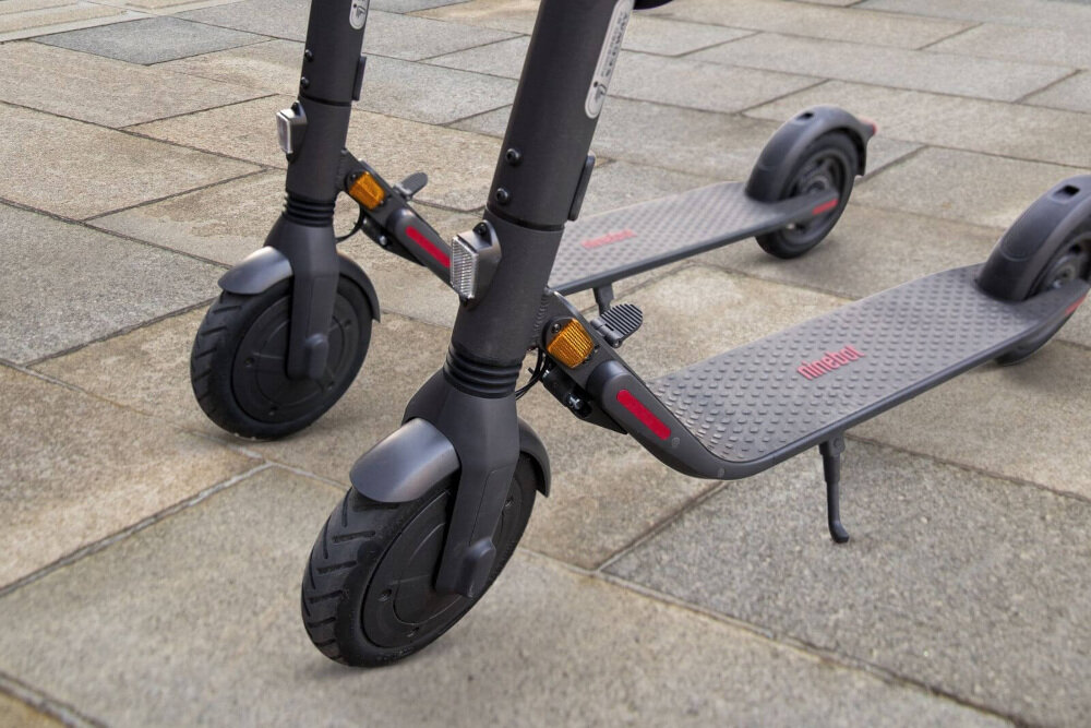 Hulajnoga elektryczna SEGWAY KickScooter E45E Szary stopka nóżka składana wytrzymała w centralnym punkcie ciężkości