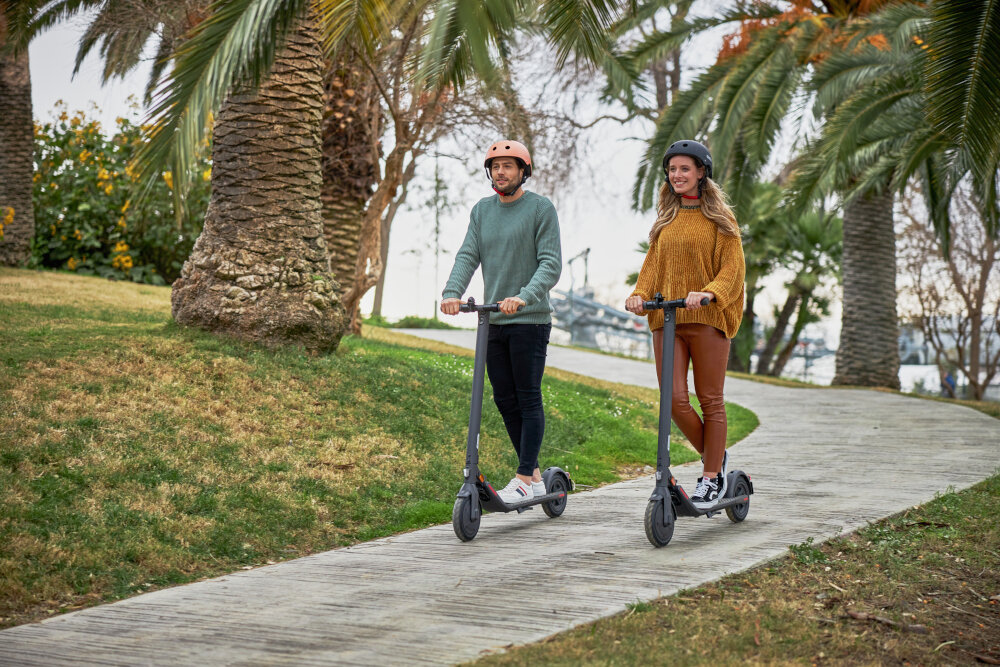 Kask dla dorosłych NINEBOT BY SEGWAY Czarny L odpowiednia ochrona głowy czarny kolor rozmiar L