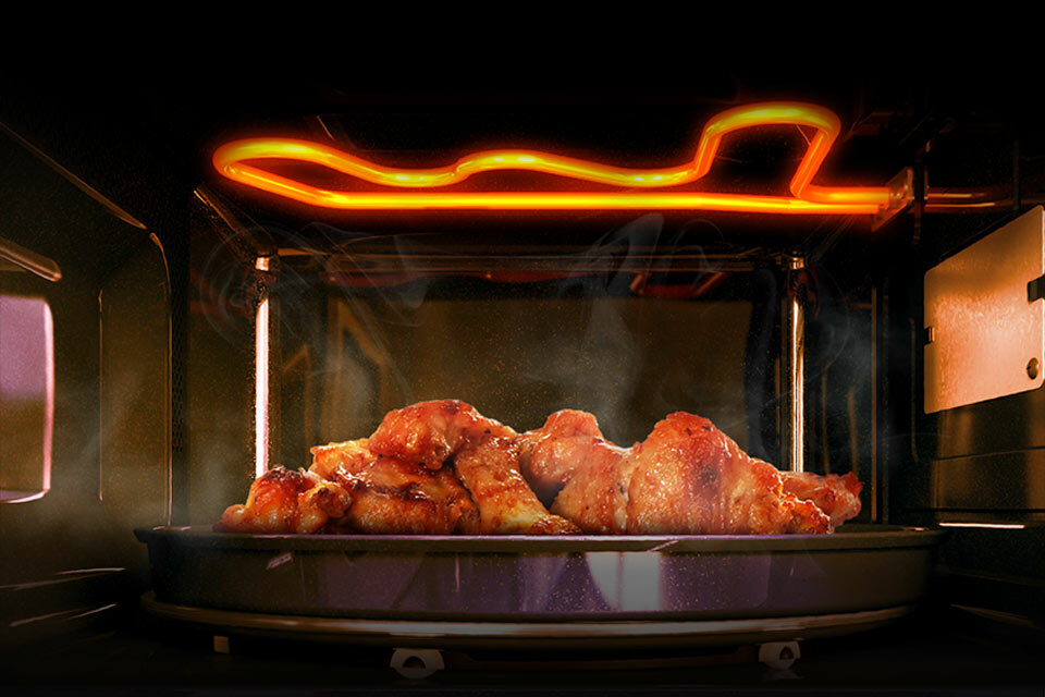 połączenie mikrofal i grilla dla opiekania potraw