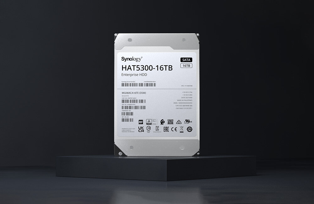 Dysk HDD Synology na ciemnym tle.