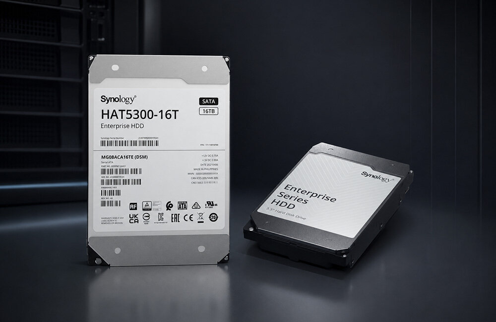 Dyski HDD Synology na ciemnym tle.
