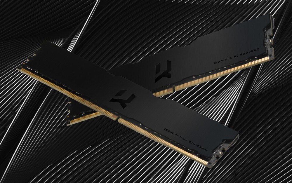 Pamięć RAM GOODRAM IRDM Pro Dwa czarne moduły pamięci RAM ułożone na przekątnej na ciemnej powierzchni z geometrycznymi liniami świetlnymi w tle, opis