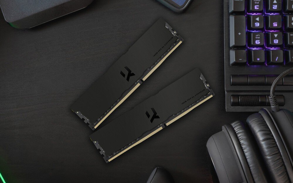 Pamięć RAM GOODRAM IRDM Pro Dwa czarne moduły pamięci RAM z logo producenta leżące obok myszy gamingowej z podświetleniem RGB na podkładce, parametry, taktowanie, opóźnienia